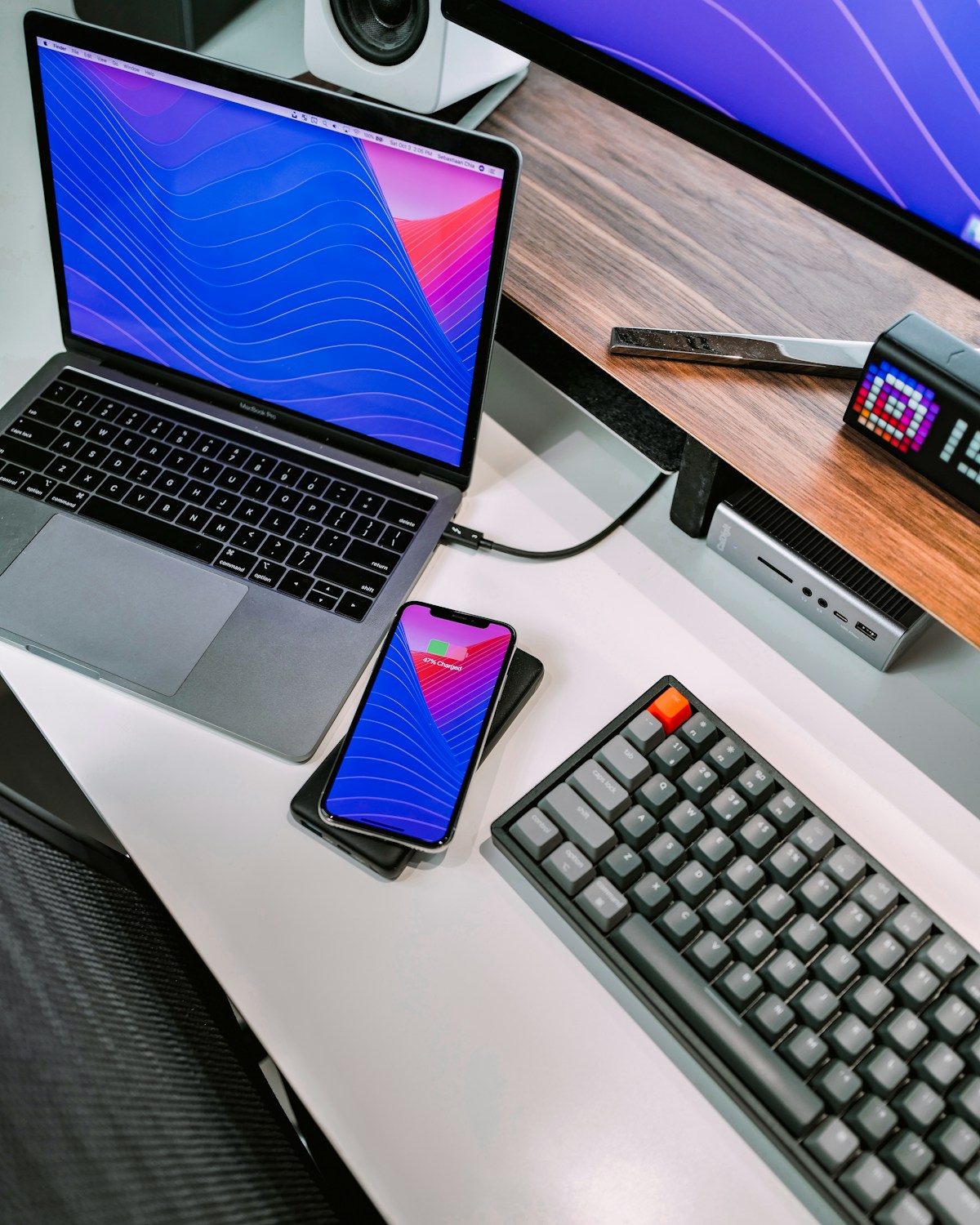 Computador portátil y teléfono en un espacio de trabajo