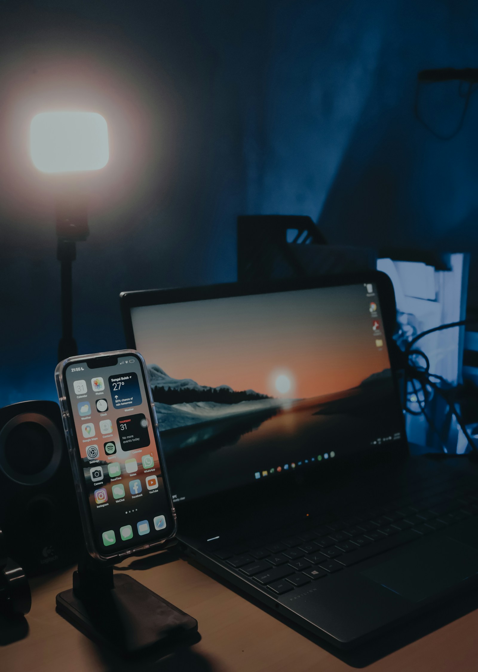 Celular y computador portátil sobre un escritorio